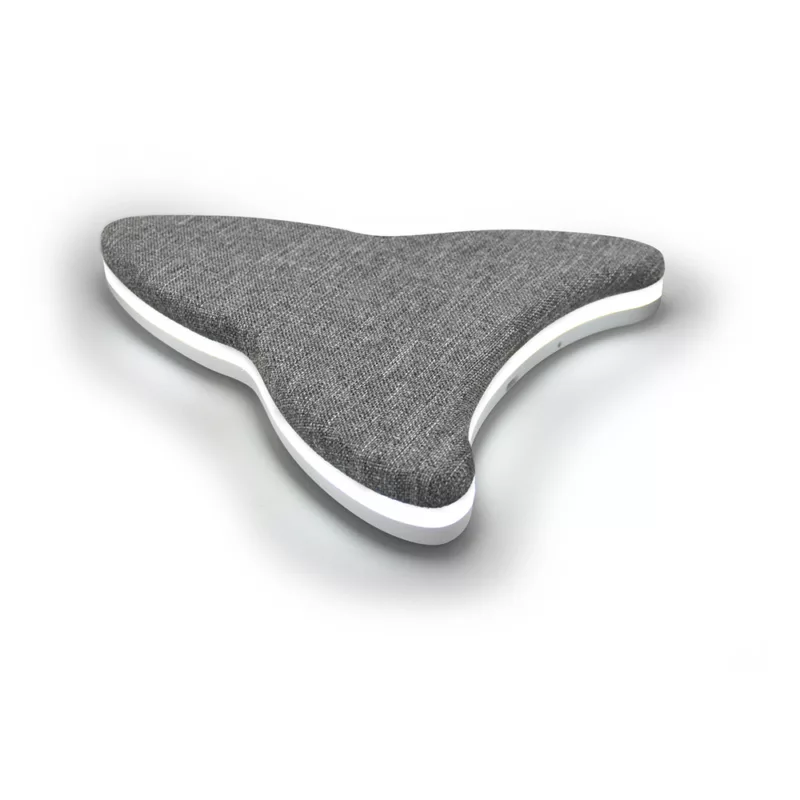 Productfoto van Ollie & Leila's Ollie's Rocketship, een grijs, stoffen raketvormig nachtlampje en witte ruis machine, met een zacht oplichtende rand, geïsoleerd weergegeven.