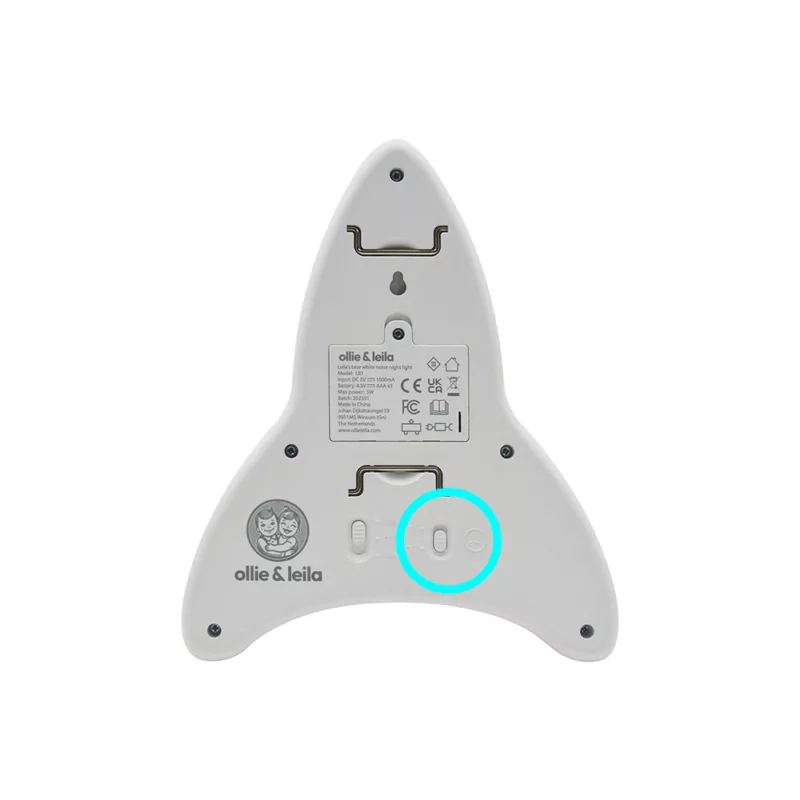 Detail van de achterkant van Ollie & Leila's Ollie's Rocketship nachtlampje, met de omcirkelde bedieningsknoppen voor o.a. de witte ruis, timer, licht en de innovatieve huilsensor-functie.