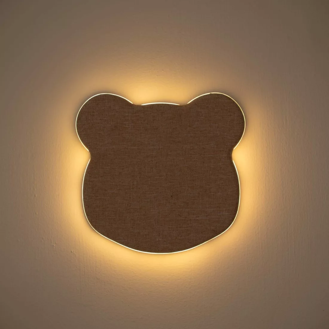 Berenvormig nachtlampje met zacht, warm licht tegen een effen achtergrond. #nachtlampje #babykamer #leilasbear