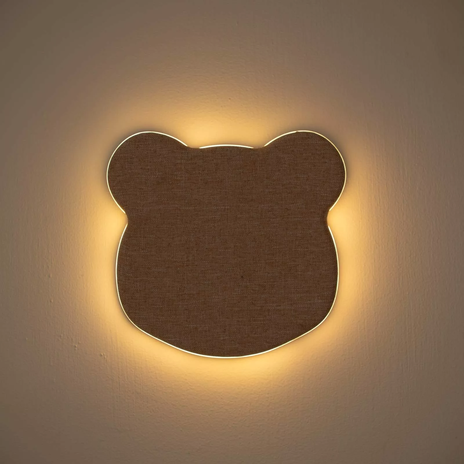 Berenvormig nachtlampje met zacht, warm licht tegen een effen achtergrond. #nachtlampje #babykamer #leilasbear
