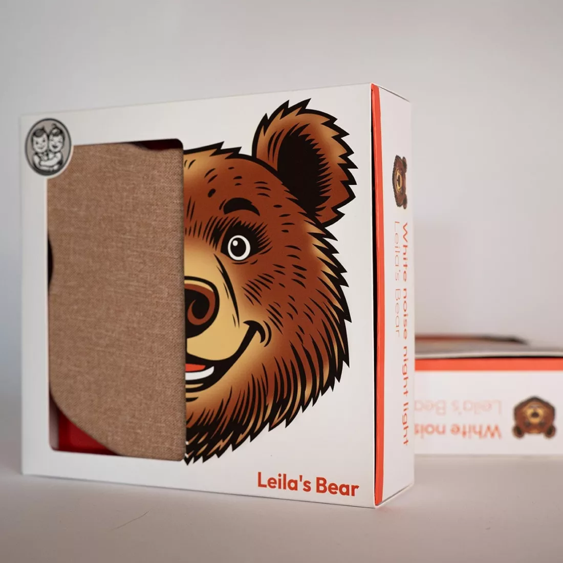 Een verpakte Leila's Bear White Noise Night Light, met een afbeelding van een bruine beer zichtbaar op de doos.