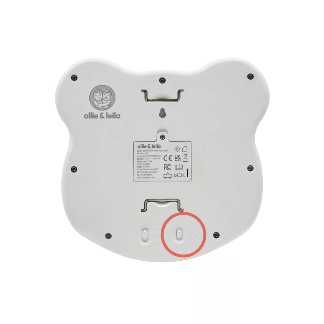 Achterkant van Leila's Bear White Noise Night Light, met de huilsensor duidelijk zichtbaar in een rode cirkel.