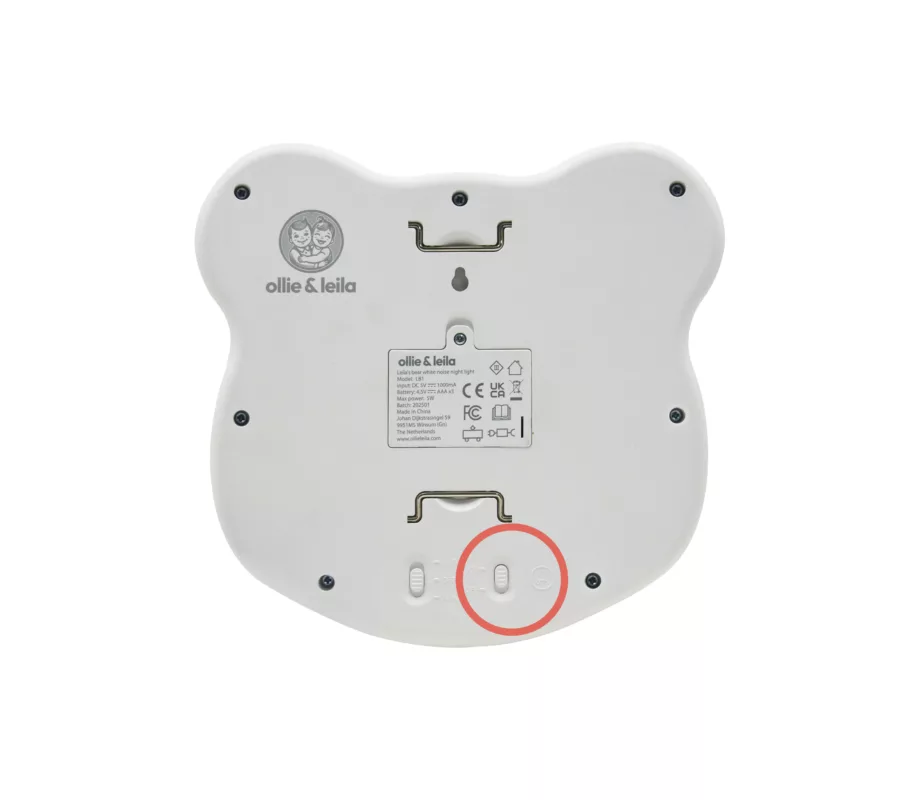 Achterkant van Leila's Bear White Noise Night Light, met de huilsensor duidelijk zichtbaar in een rode cirkel.